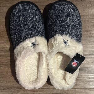 NFL Dallas Cowboys Navy and Cream Quilted Fleece Slippers women’s 10 men’s 9